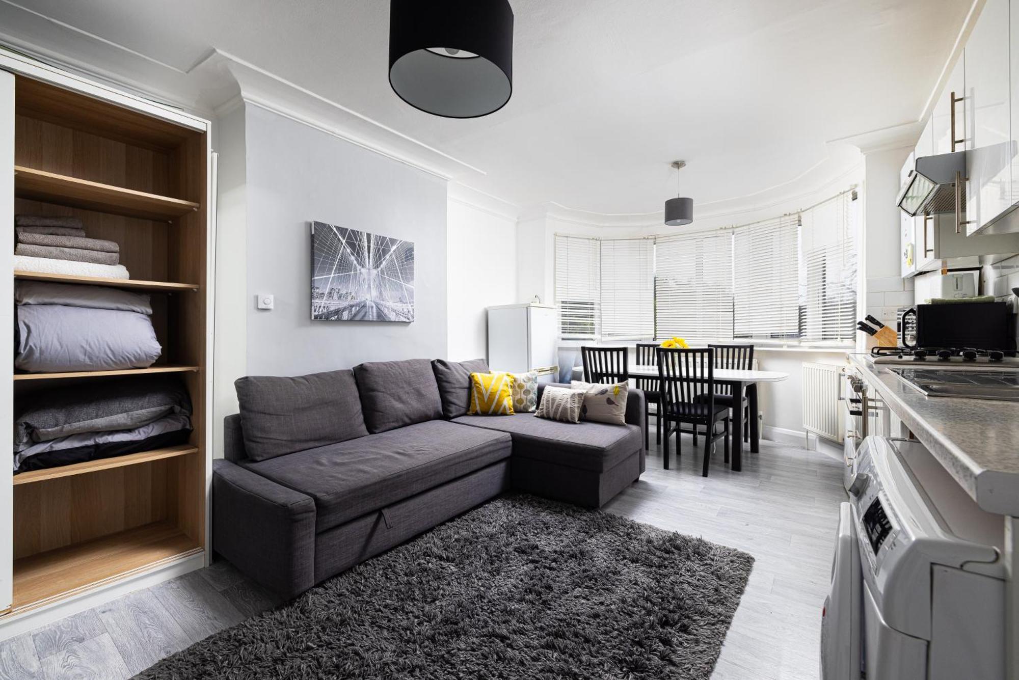 One Bedroom Opposite Brent Cross Station Londres