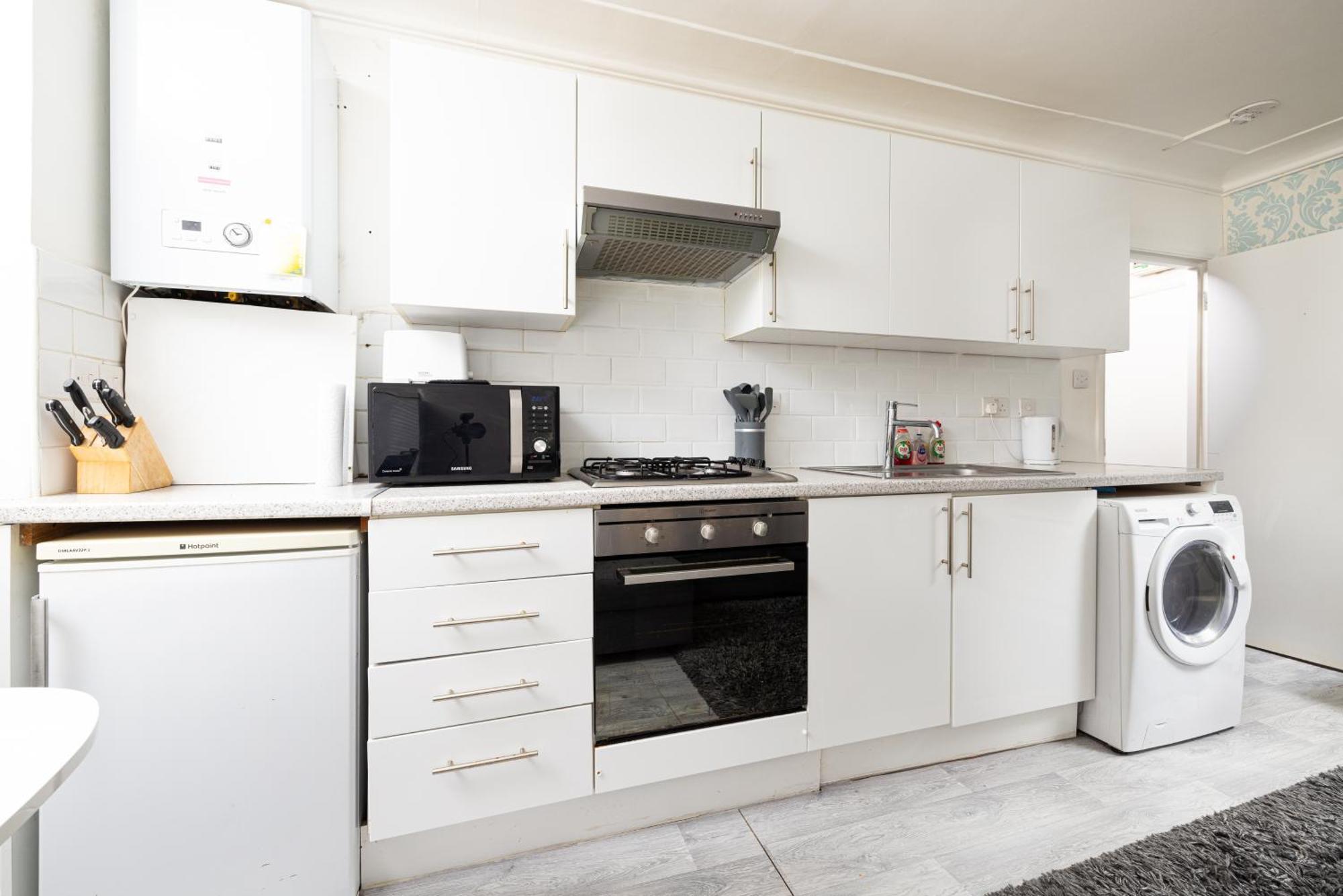 Apartment One Bedroom Opposite Brent Cross Station *