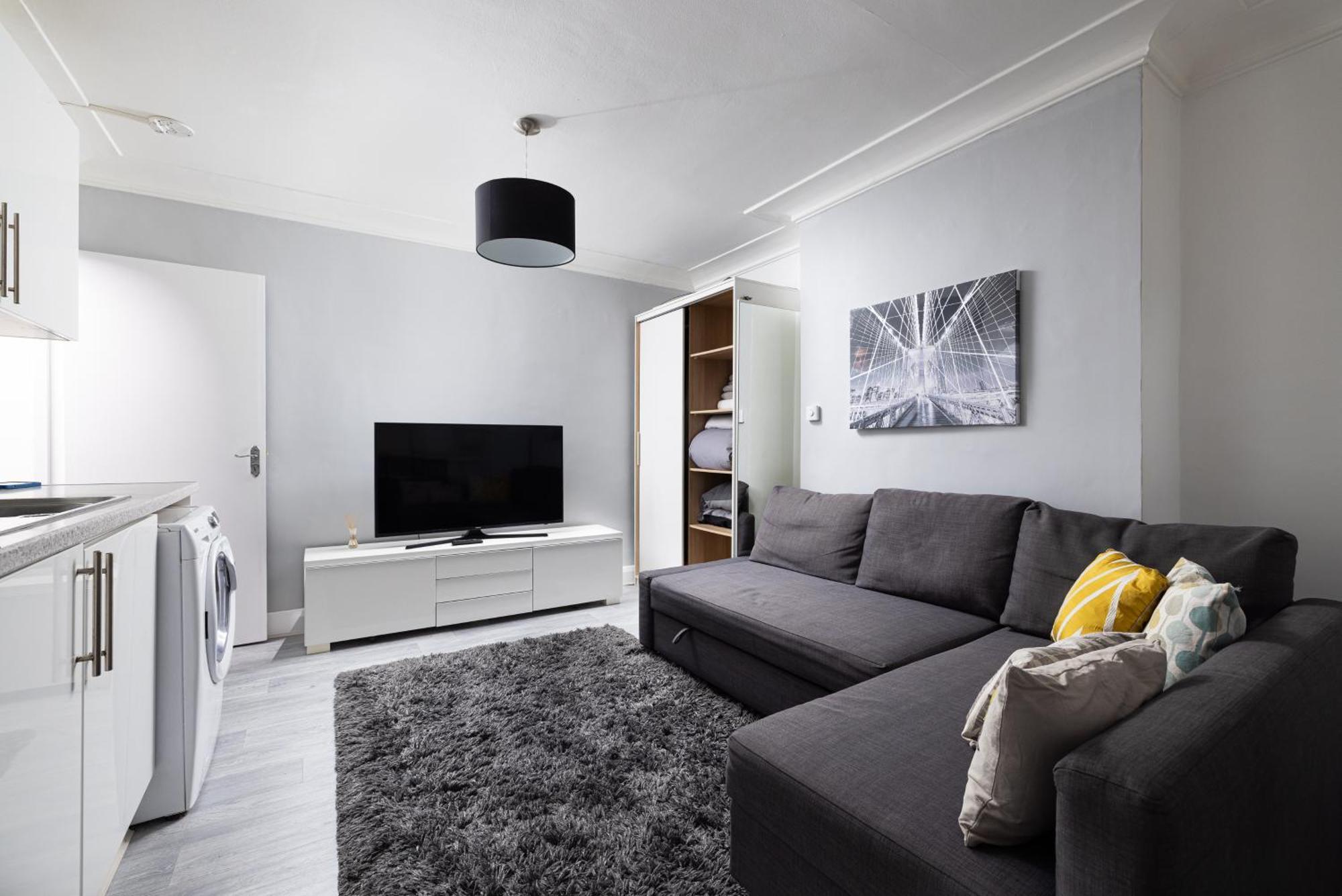 Apartment One Bedroom Opposite Brent Cross Station *